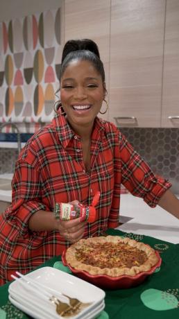 keke palmer sype petržel na quiche na kuchyňské lince