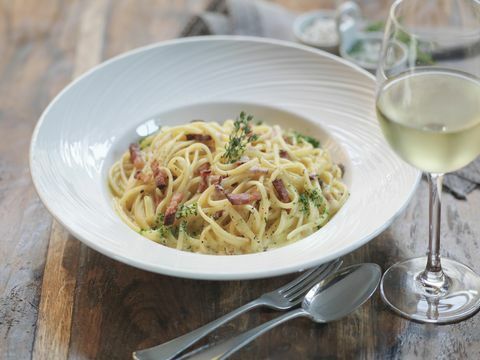 Linguini carbonara s uzenou pancettou, čerstvými vejci, muškátovým oříškem, smetanou, parmazánem a černým pepřem