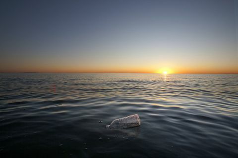 Plastová láhev plovoucí na oceánu