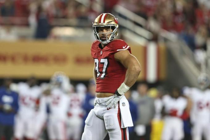 santa clara, california 21. září nick bosa 97 ze san francisco 49ers se dívá během fotbalového zápasu nfl mezi san francisco 49ers a newyorští obři na stadionu levis 21. září 2023 v santa clara, kalifornie foto: michael owensgetty snímky