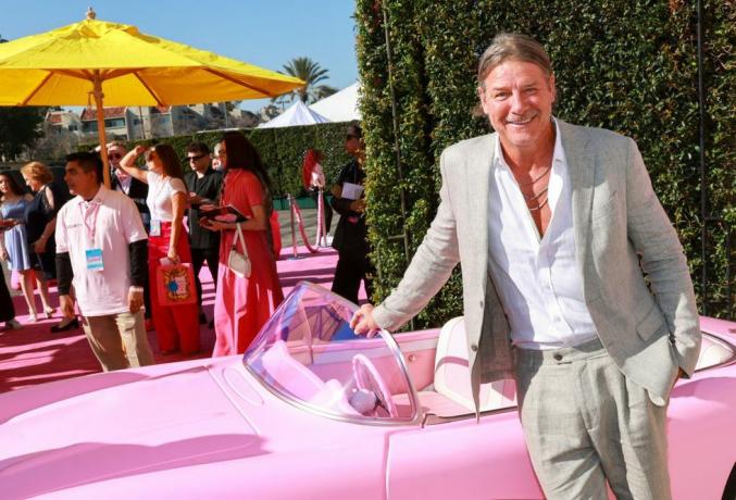 ty pennington a růžové auto na barbie červeném koberci