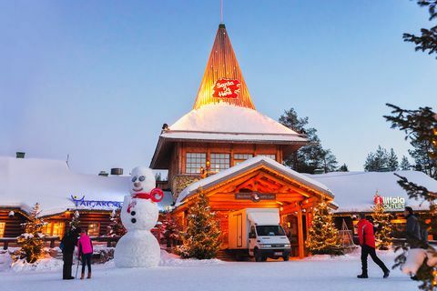 Sněhulák v Santa Office Santa Village Rovaniemi Lapland večer