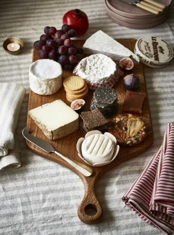 sezónní zimní oslava výzdoba sýr deska crowdpleeasing talíř cheeseboard