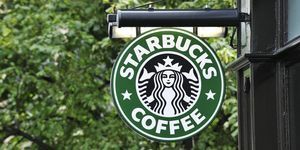 edinburgh, skotsko 19. července 2011 nápis starbucks coffee před výdejnou kávy starbucks v edinburghu royal mile starbucks corporation je mezinárodní řetězec kaváren a kaváren se sídlem v Seattlu, washington