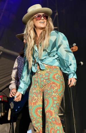 lainey wilson vystupuje během festivalu hudebního umění wonderfront ve vesnici námořních přístavů 18. listopadu 2022 v san diegu v Kalifornii foto od tim mosenfeldergetty images