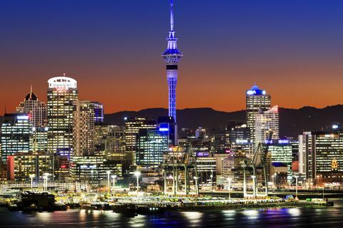 Auckland, Nový Zéland - panoráma města v noci