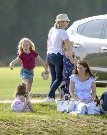 Prince George a princezna Charlotte Hrajte s Kate Middleton