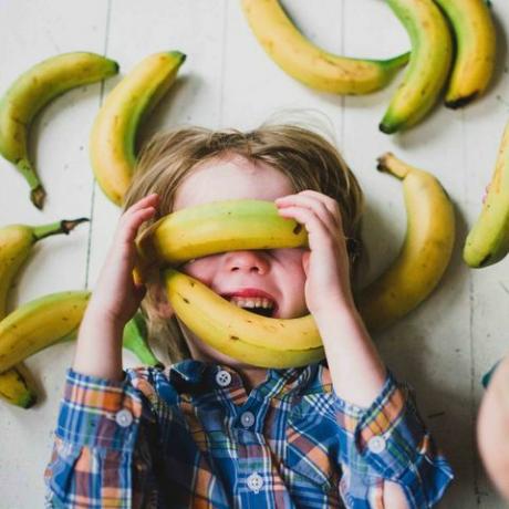 Děti (2-3, 4-5) pokryté banány