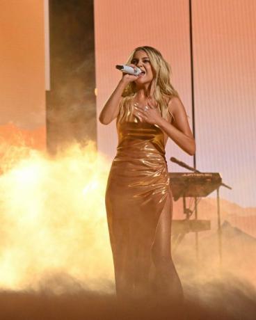 Nashville, Tennessee 28. září 2023 peoples choice country awards na snímku l r kelsea ballerini vystupuje na pódiu během 2023 peoples předávání cen za výběr země se konalo v grand ole opry house 28. září 2023 v nashvillu, tennessee foto od katherine bomboynbc via getty snímky