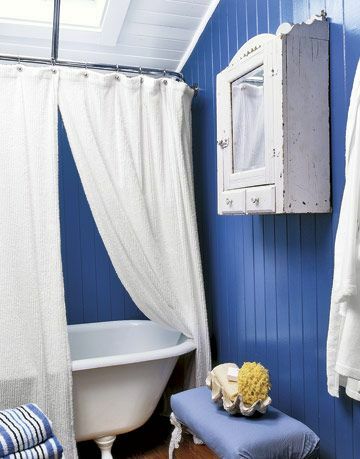 modrá koupelna s bílými akcenty
