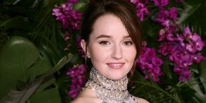 kaitlyn dever se účastní premiéry univerzálních obrázků vstupenka do ráje v ohlávce a ladící sukni