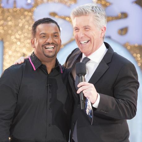 abc disney plus „tanec s hvězdami“ v roce 2022, moderátor Tom Bergeron Alfonso Ribeiro