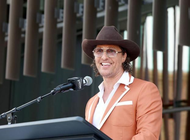 austin, texas 19. dubna texaská univerzita ministr kultury matthew mcconaughey se účastní slavnostního přestřižení pásky texaská univerzita v austinu nová víceúčelová aréna v náladovém centru 19. dubna 2022 v austinu, texas, foto: gary obrázky milergetty