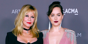 dakota johnson volá mámu za sdílení fotek bez souhlasu