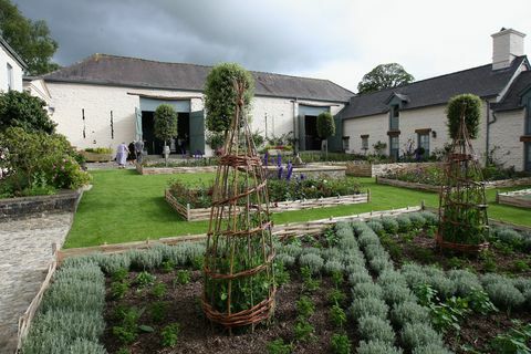 zahrada v llwynywermod, welsh home Charlese a Camilly