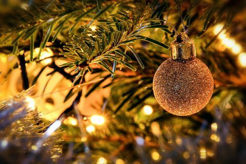 Detail vánočního stromku se zlatým cetka