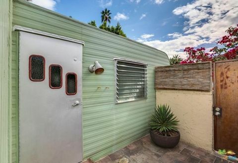 Tento Retro Palm Springs Trailer Home může být váš za pouhých 55 000 $