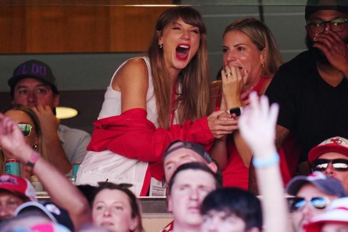 Kansas City, Missouri 24. září Taylor Swift je viděn během hry mezi chicagskými medvědy a Kansas City šéfové na hřišti geha na stadionu arrowhead 24. září 2023 v Kansas City, Missouri foto od Jasona Hannagettyho snímky