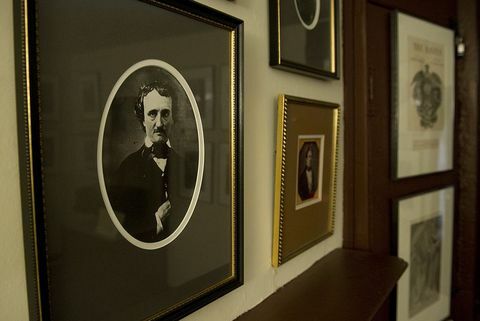 jít s afp příběh od fabienne faur, nás ekonomika muzea literatury. fotografie usbáře edgar allan poe a jeho rodiny, visí na zdi domu a muzea edgar allan poe, které se nachází v bývalém domě spisovatelů v baltimoru, maryland, 11. srpna 2011, básník, který žil od roku 1809 do roku 1849, se stal známým svými záhadnými povídkami a básněmi kvůli rozpočtu, kterému čelí město baltimoru, muzeum básní v ohroženo uzavíráním afp foto saul loeb více fotografií v image forum foto úvěr by měl číst saul loebafp přes getty snímky