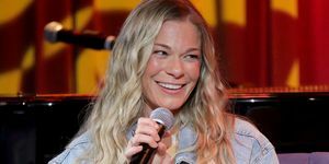 leann rimes mluví na pódiu na večeru s leann rimes v muzeu grammy dne 31. května 2022 v los angeles, kalifornie foto od rebeccy sappgetty obrázky pro nahrávací akademii