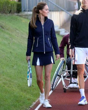 Kate Middleton v ltském národním tenisovém centru během královské akce v září 2021, kde předvádí svůj sportovní styl