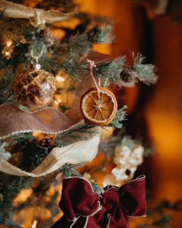 sušená oranžová ozdoba visící na vánočním stromku