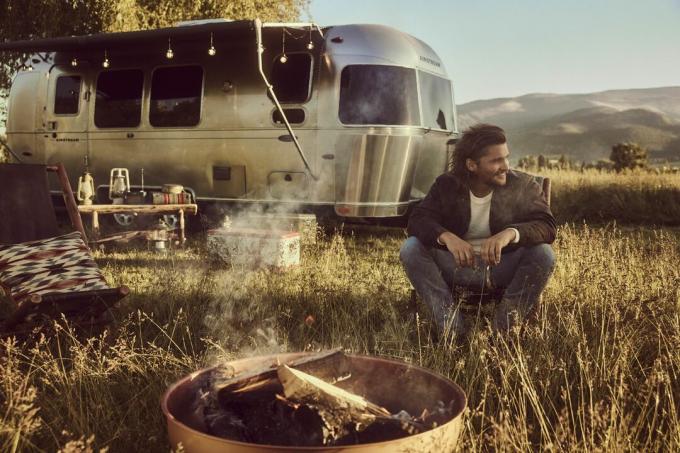 luke grimes před airstream camperem