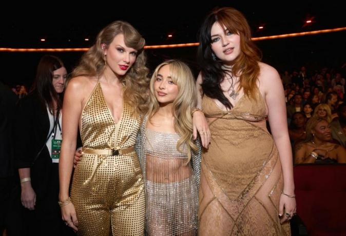 Taylor Swift, Sabrina Carpenter a gayle na předávání amerických hudebních cen 2022