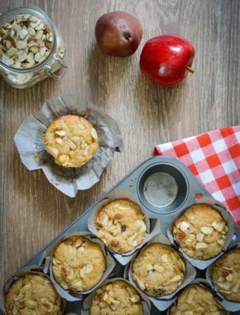jablečné třešňové mandlové muffiny